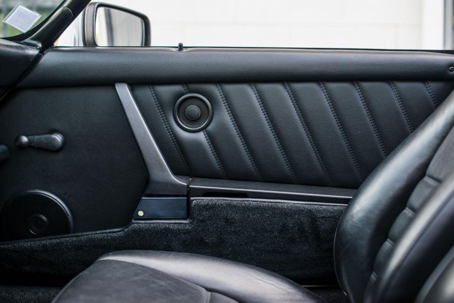 Детали интерьера Porsche 911 Carrera Speedster (911) 1989 года  (фото 34 из 59)